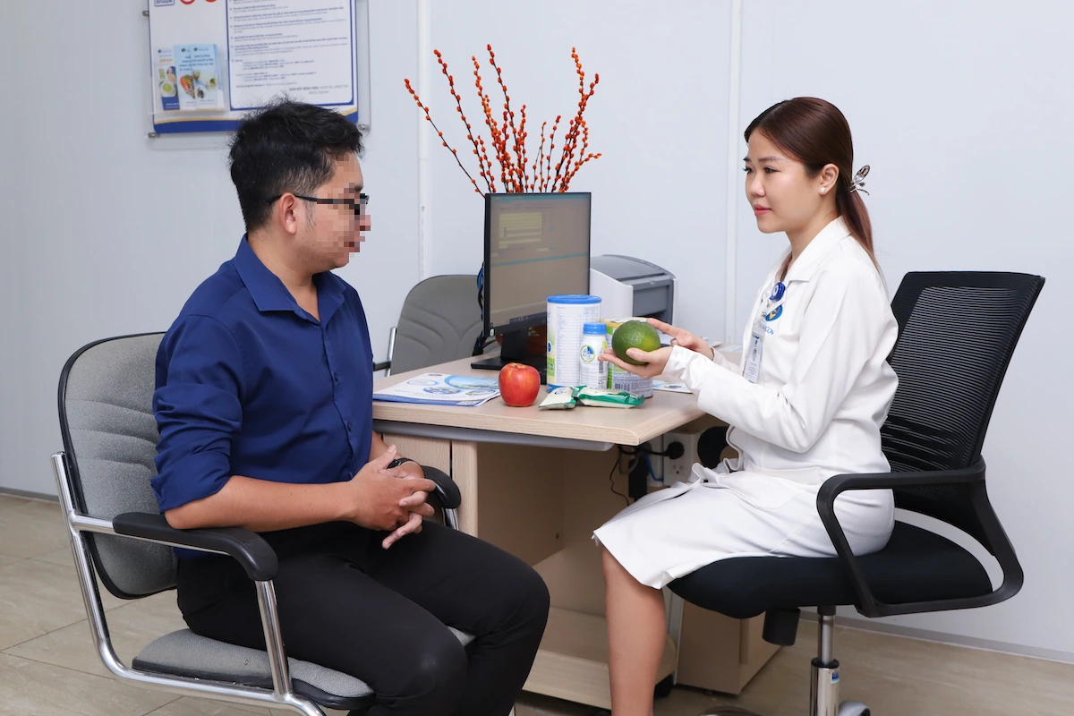 Alo bác sĩ nghe: Có nên nhịn ăn tối để giữ dáng thon, tránh tích mỡ bụng? - Ảnh 1.