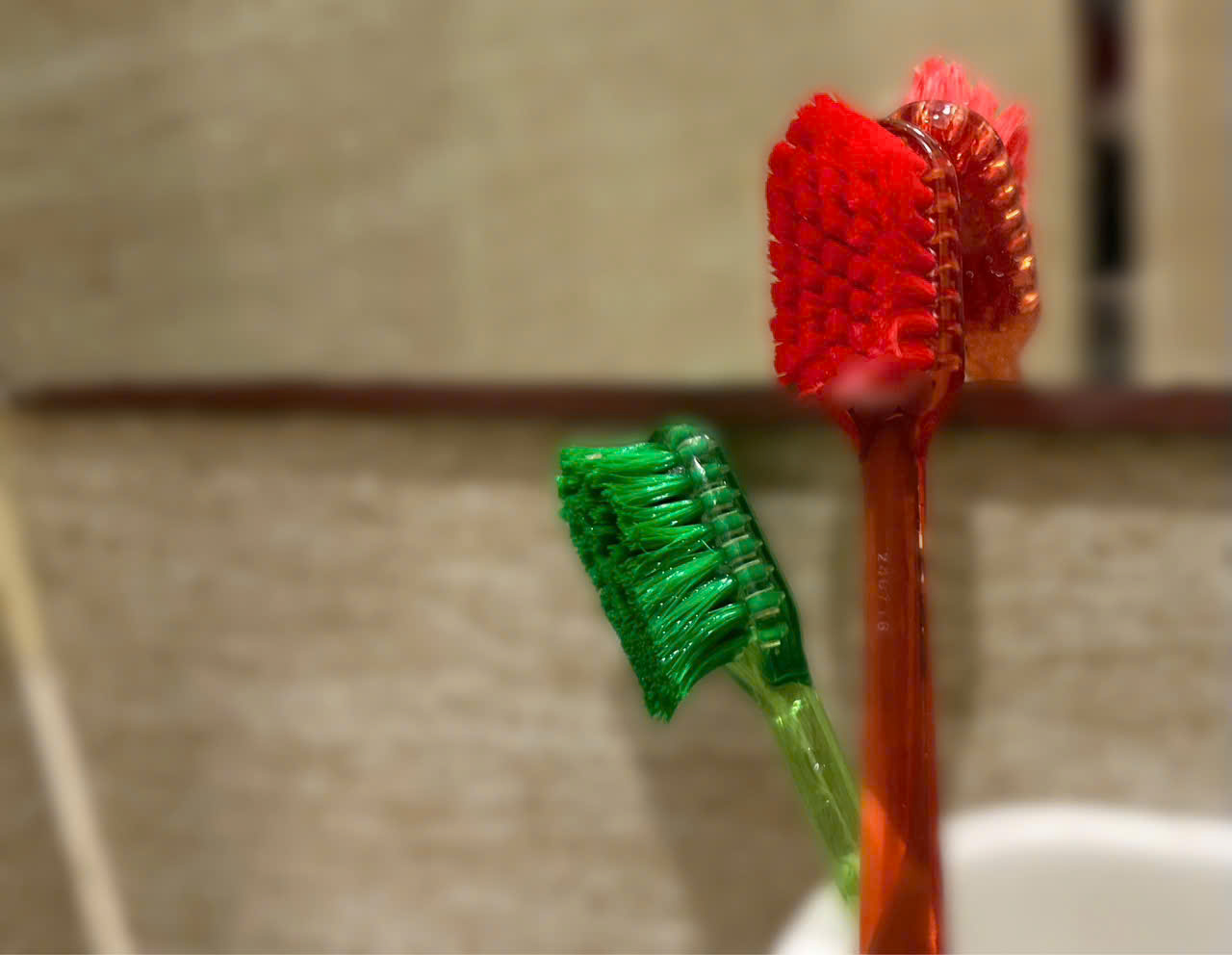 Alo bác sĩ nghe: Không thay bàn chải đánh răng thường xuyên hại sức khỏe thế nào? - Ảnh 1.