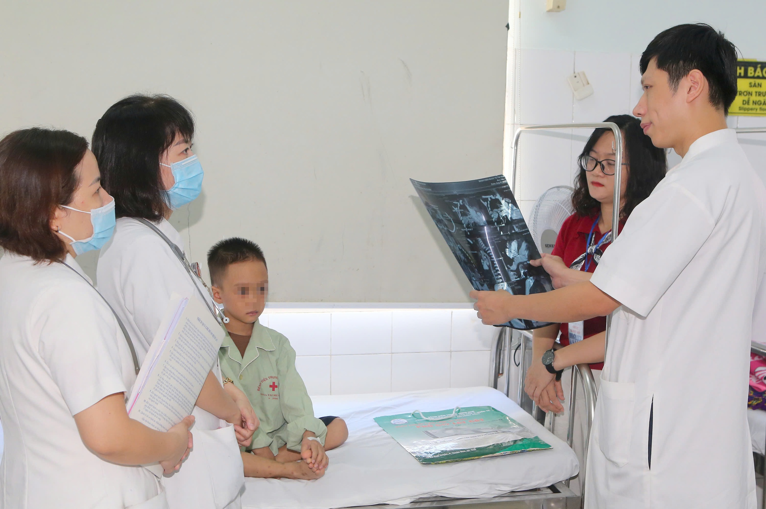 Bác sĩ Bệnh viện T.Ư Huế bít rò động - tĩnh mạch phổi qua da thành công- Ảnh 2.