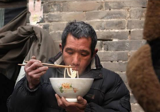 Bác sĩ Trung Quốc khuyên khi ăn làm 1 việc, người Việt đã quen làm từ nhỏ- Ảnh 1.