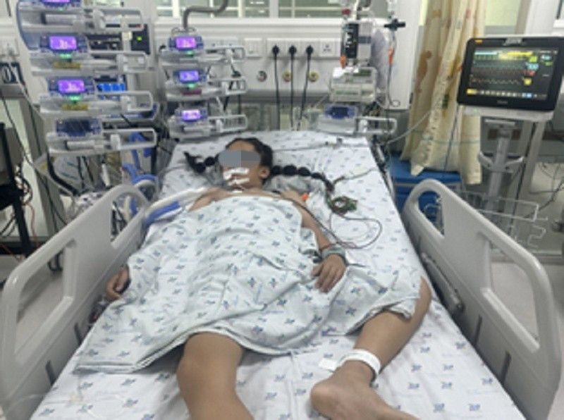 Bé gái đột ngột nguy kịch khi đang chạy thể dục buổi sáng- Ảnh 1.