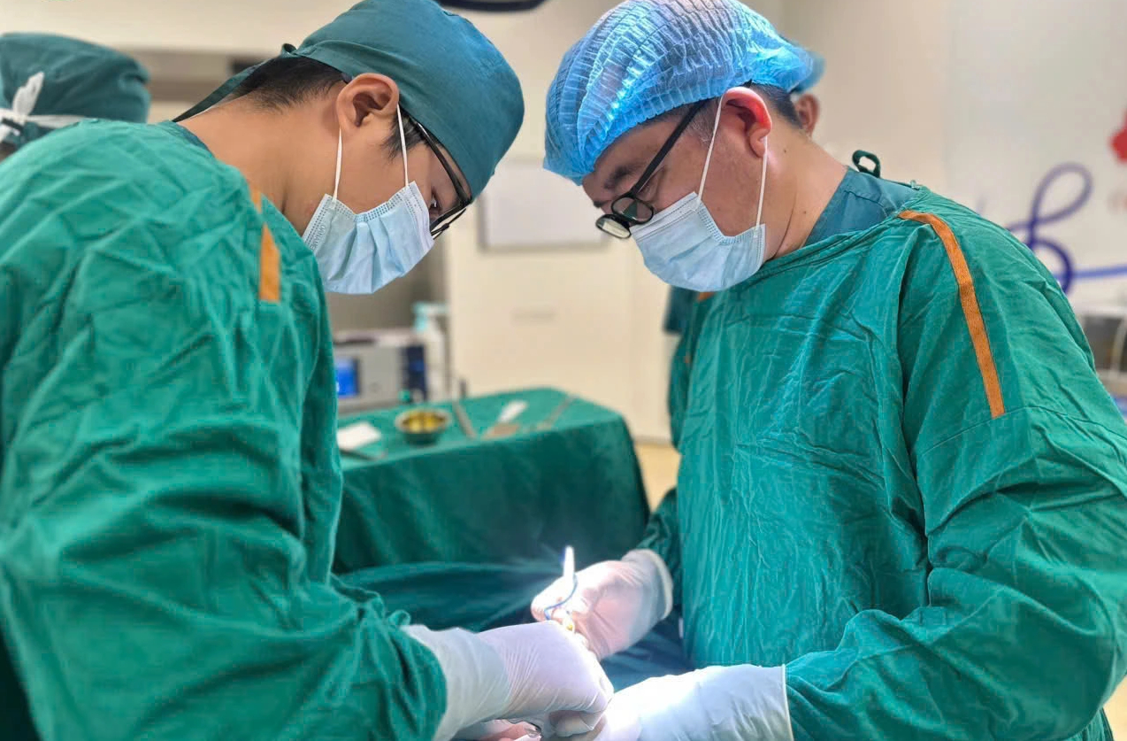 Bé trai bị vỡ tinh hoàn khi chơi đua xe ở khu du lịch - Ảnh 1.