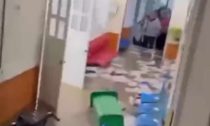 Bệnh viện đa khoa Thảo Nguyên chìm trong biển nước, nhiều vật dụng bị cuốn trôi- Ảnh 1.