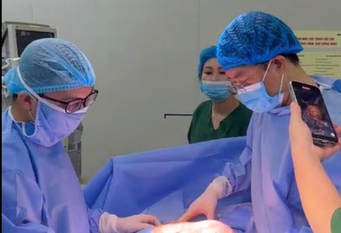 Ca song sinh chào đời hiếm gặp, 80.000 ca mới có một- Ảnh 1.