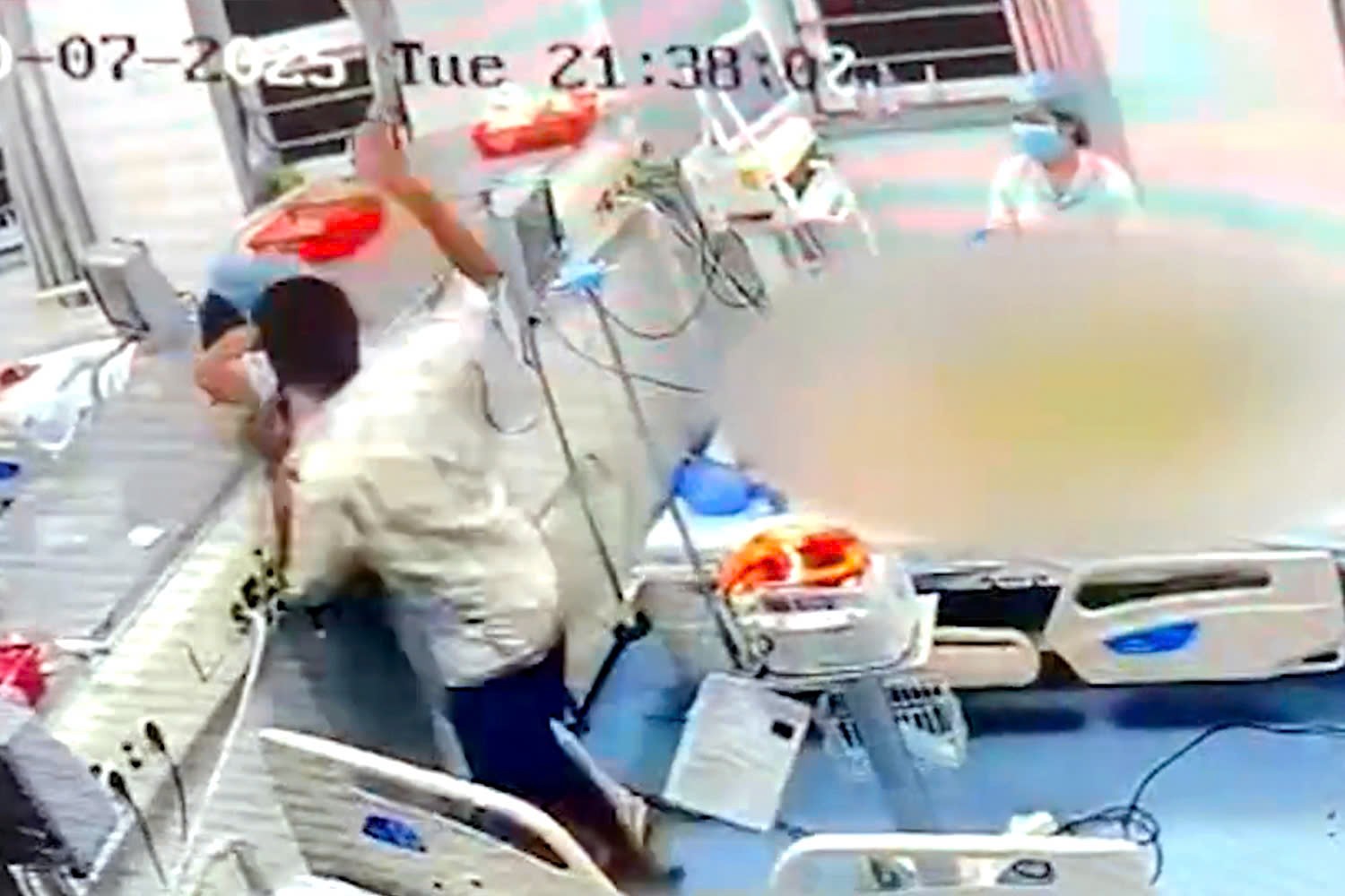 Camera ghi lại cảnh 1 điều dưỡng ở TP HCM bị hành hung khi đang cấp cứu bệnh nhân- Ảnh 1.