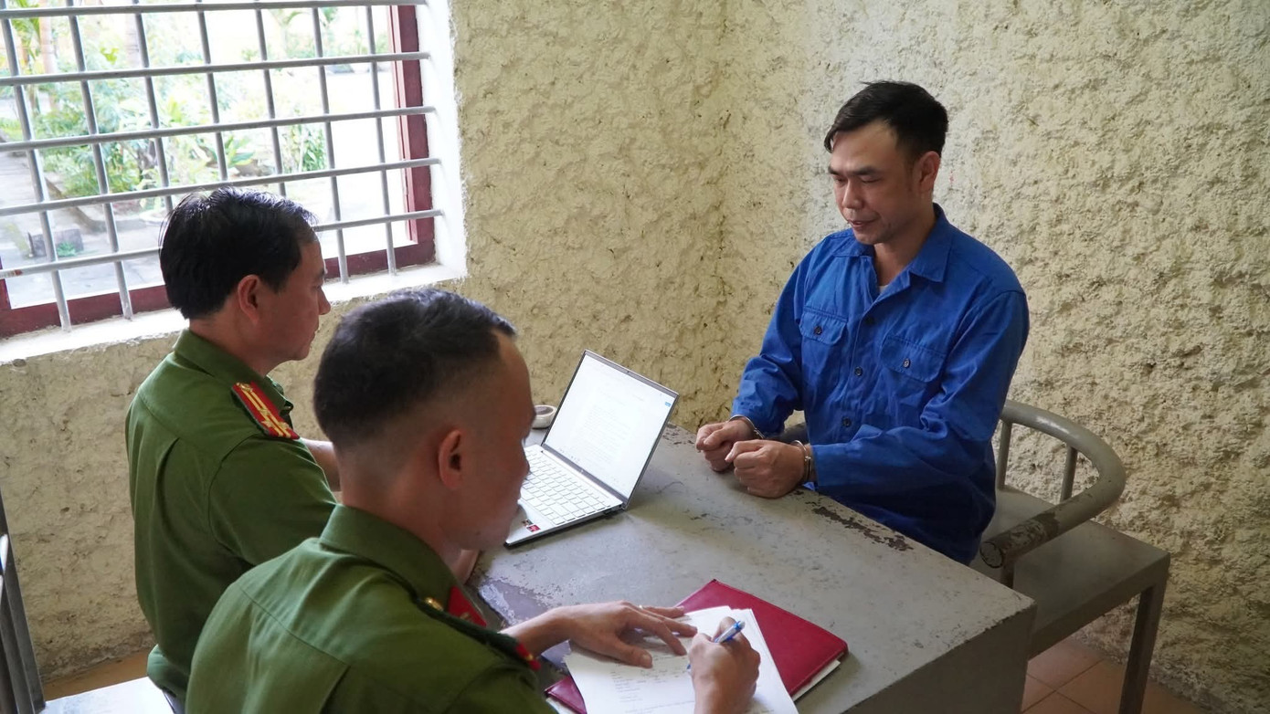 'Tô vẽ' hình ảnh thành 'thầy giáo nhân ái' để lừa đảo- Ảnh 1.