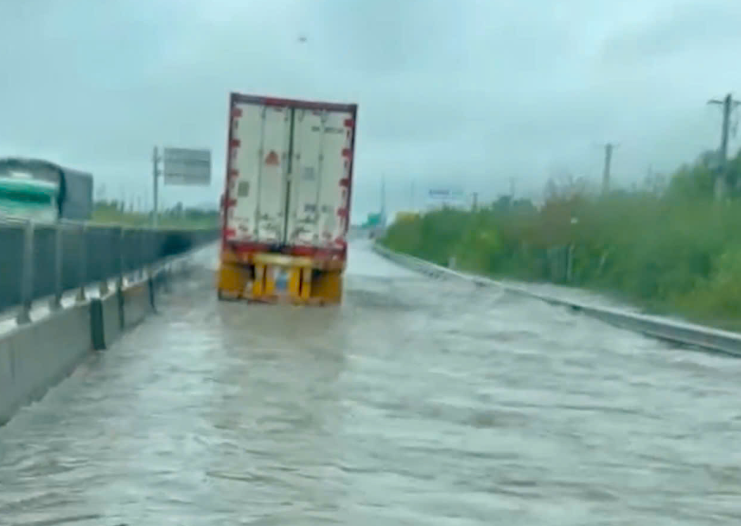 Cao tốc Vĩnh Hảo - Phan Thiết ngập nước , cảnh báo an toàn cho tài xế - Ảnh 1.