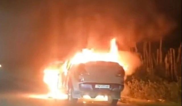 Cháy xe bán tải trên đường Hồ Chí Minh, thiệt hại khoảng 300 triệu đồng - Ảnh 1.