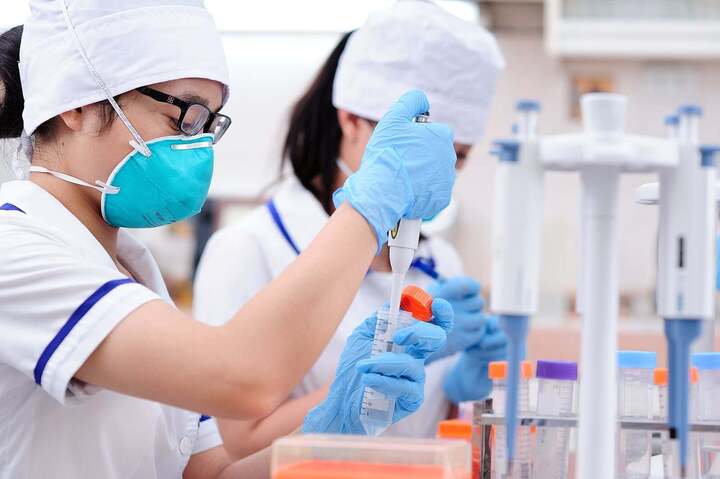 Cô gái trẻ đưa con nuôi đi xét nghiệm ADN để 'minh oan' với gia đình bạn trai- Ảnh 1.