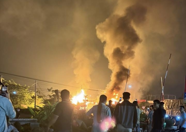 Công an tỉnh Hưng Yên thông tin về vụ cháy xe bồn khiến tài xế bị thương- Ảnh 1.