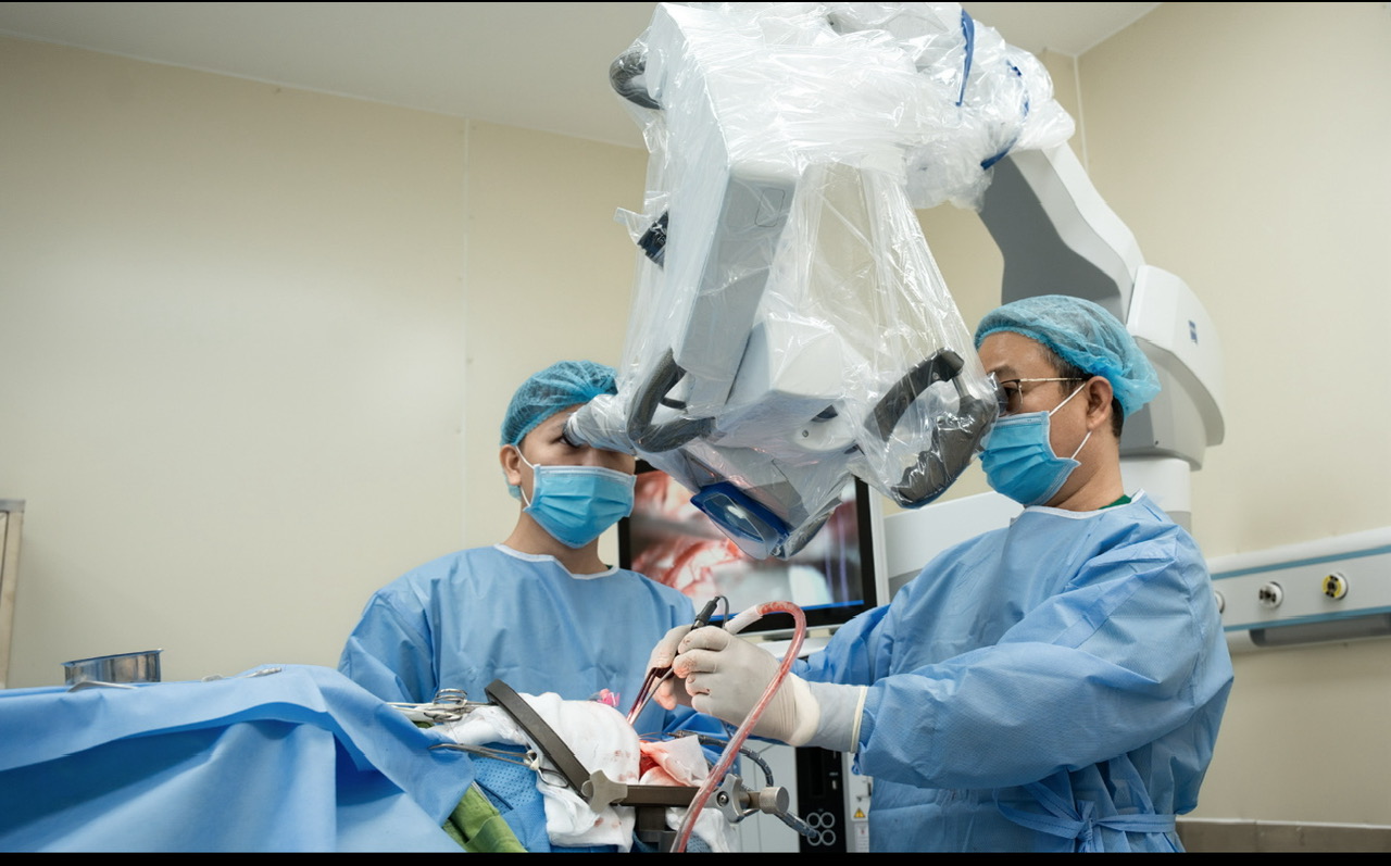 Cứu sống bệnh nhân bị khối u sọ hầu kích thước lớn, chèn ép tuyến yên - Ảnh 2.