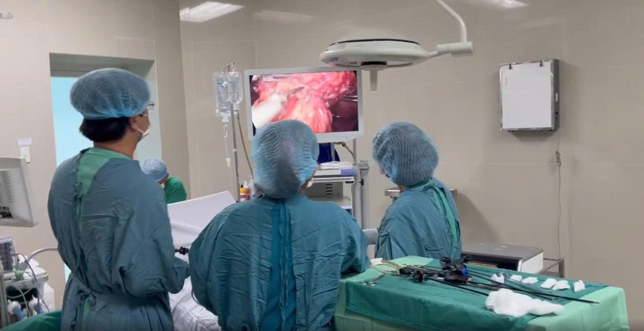 Cứu sống bệnh nhân bị u lách dạng nang hiếm gặp đầu tiên tại Vĩnh Long- Ảnh 1.