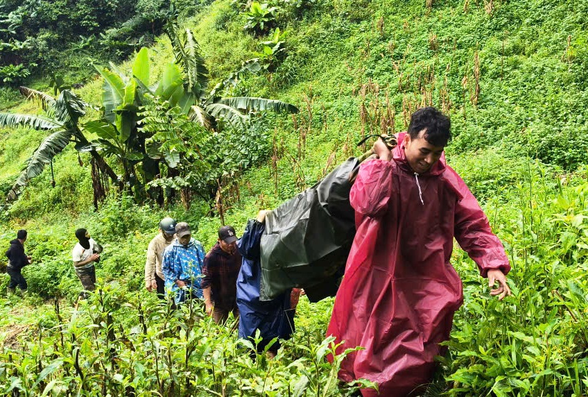 Đà Nẵng: Băng rừng 5 km, vượt hiểm nguy đưa bệnh nhân người Lào về nhà- Ảnh 1.