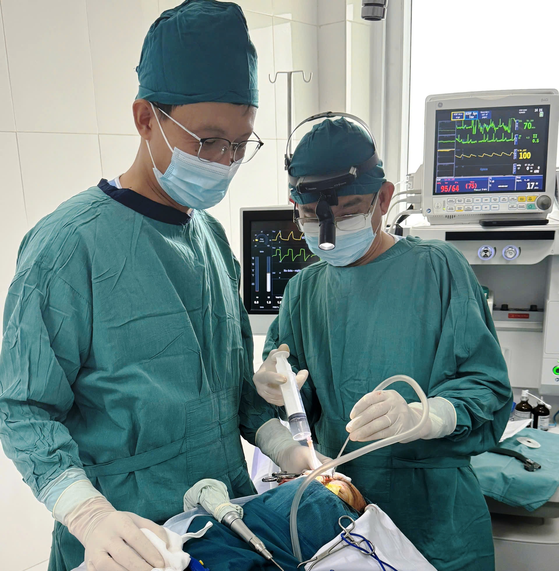 Đà Nẵng: Lấy khối u hiếm gặp từng khiến bệnh nhân ‘nhắm mắt, đi cúi người’- Ảnh 1.