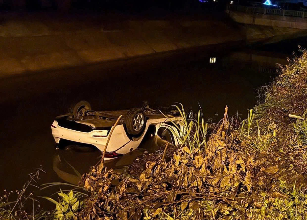 Đắk Lắk: Ô tô lao xuống mương thủy lợi, tài xế tử vong - Ảnh 1.