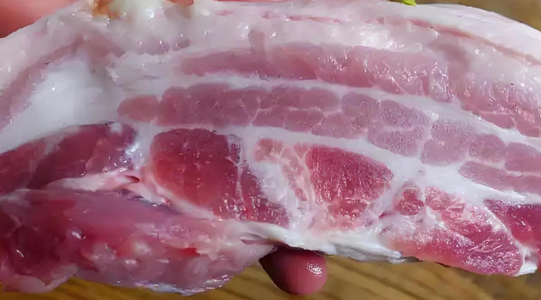 Đừng ham rẻ khi mua thịt heo: 4 loại thịt rẻ mấy cũng tuyệt đối không nên lấy- Ảnh 1.