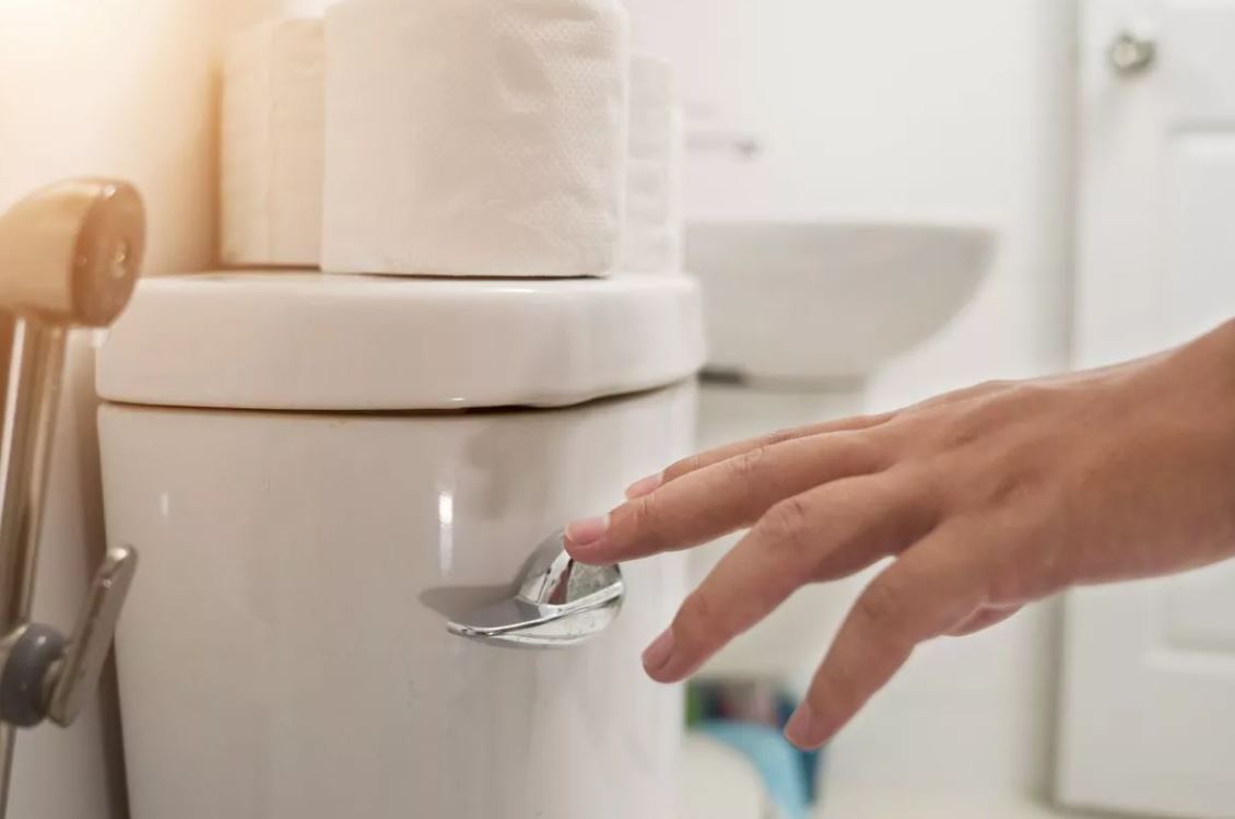 Gặp bác sĩ ngay nếu thấy dấu hiệu bệnh gan này trong toilet- Ảnh 1.