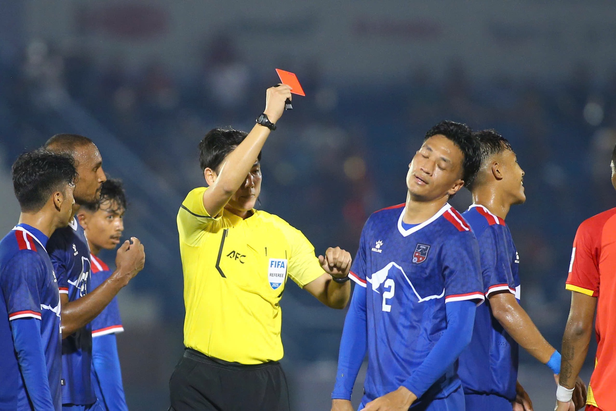 HLV Nepal đau vì thẻ đỏ: 'Sẽ đá sòng phẳng với Việt Nam khi đủ 11 người, hãy đợi lượt về’- Ảnh 1.