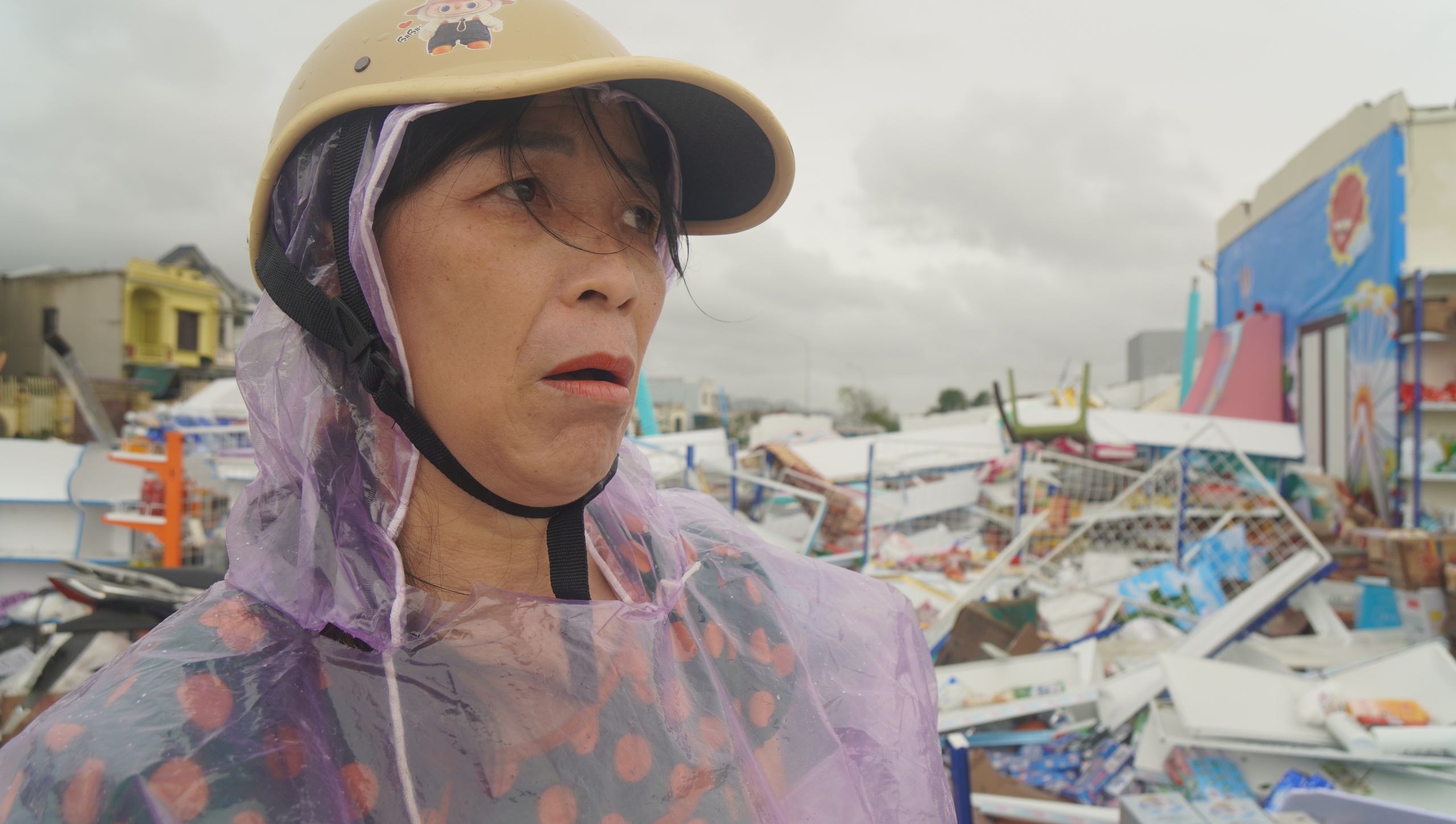 Lốc xóay kinh hoàng ở thanh hóa khiến vợ chồng bà Thêu thoát chết trong gang tấc - Ảnh 1.