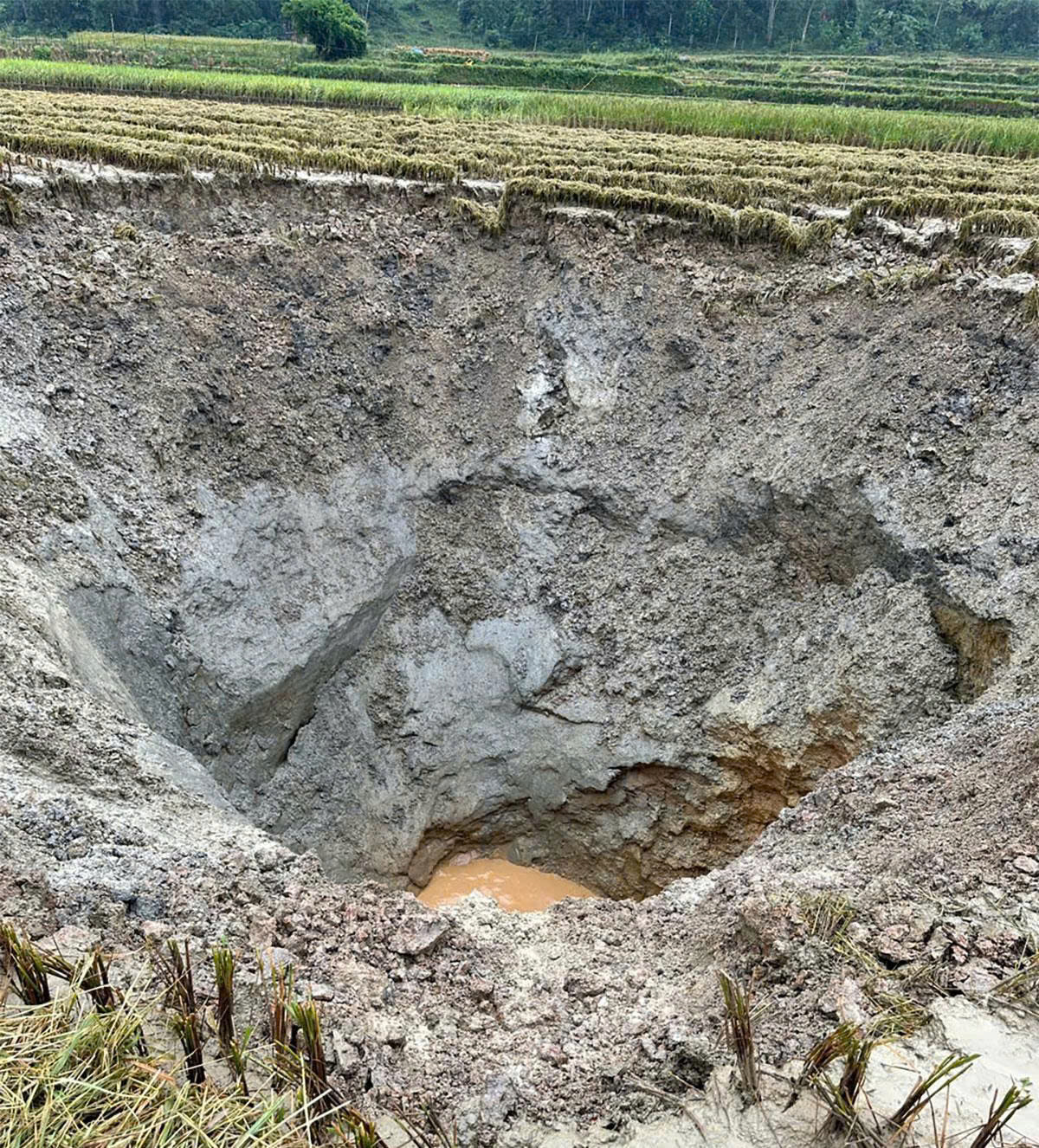 Hố sụt lún không đáy xuất hiện sau bão tại Tuyên Quang - Ảnh 1.