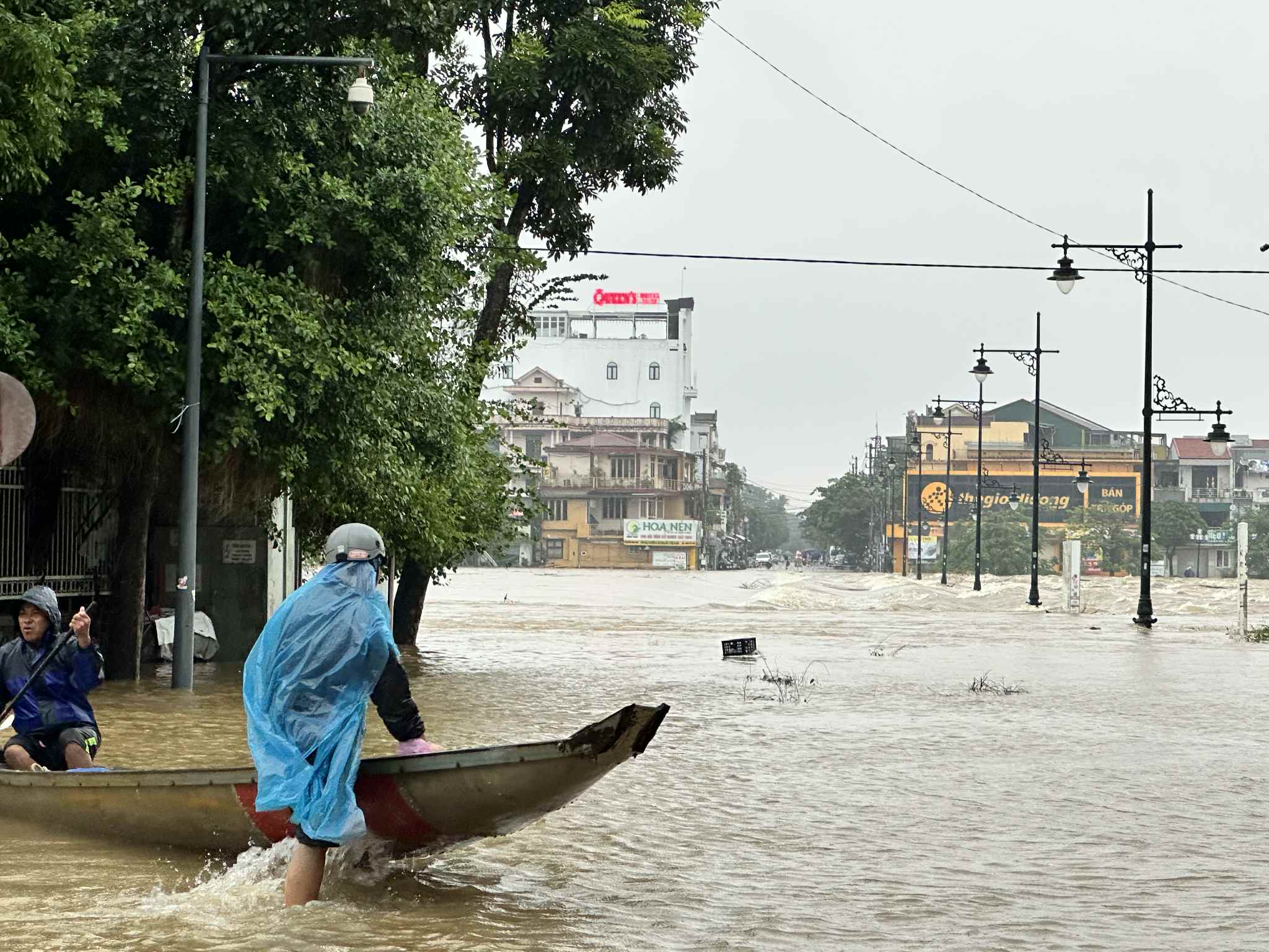 Huế mưa gần 1,7 m trong 24 giờ, Bộ Quốc phòng yêu cầu khẩn cấp ứng phó- Ảnh 1.