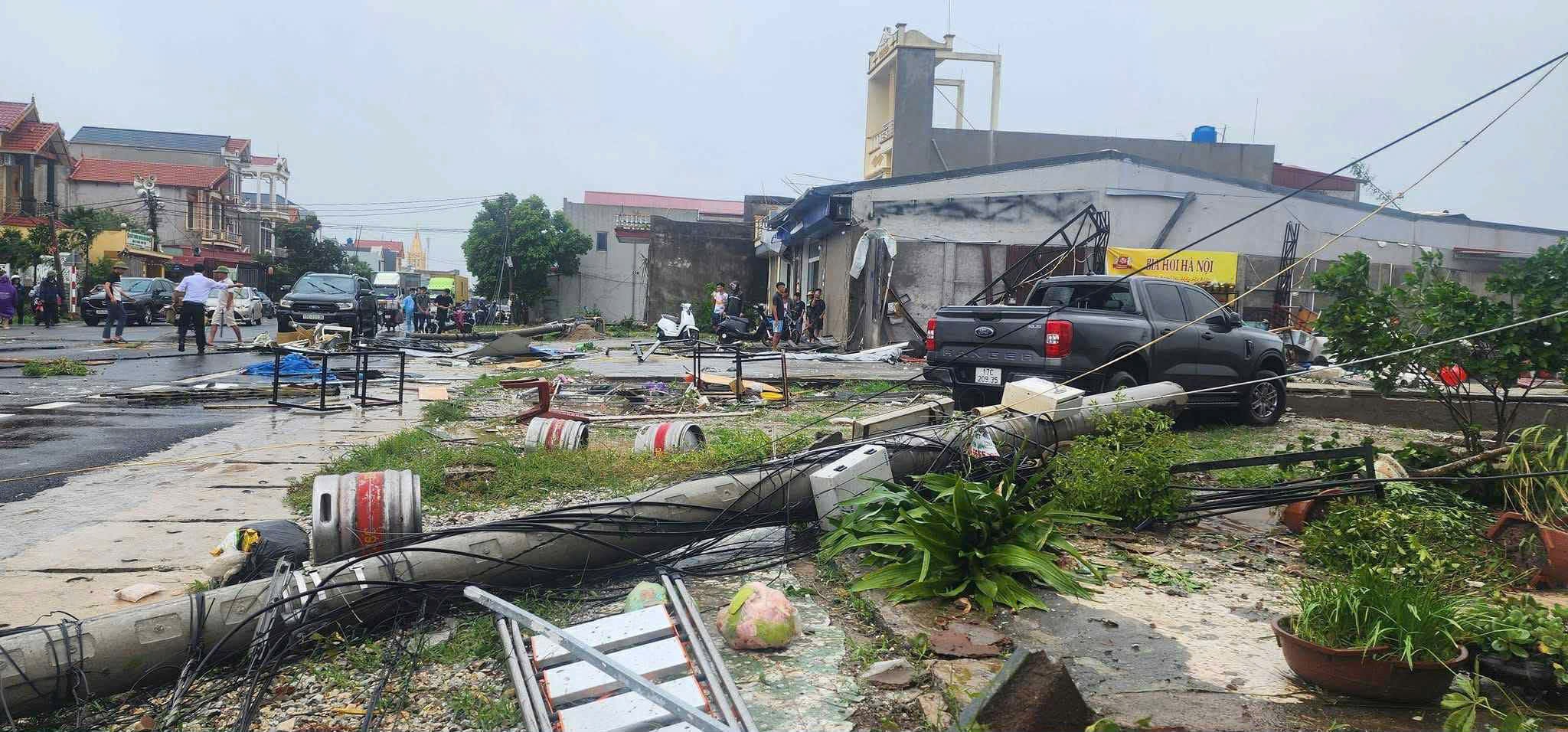 Lốc xoáy ập vào Hưng Yên, 2 người chết và ít nhất 8 người bị thương- Ảnh 1.