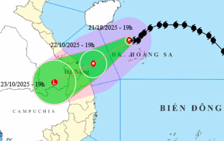 Không khí lạnh cản bão số 12 đi chậm lại, mưa lớn diện rộng kéo dài- Ảnh 1.