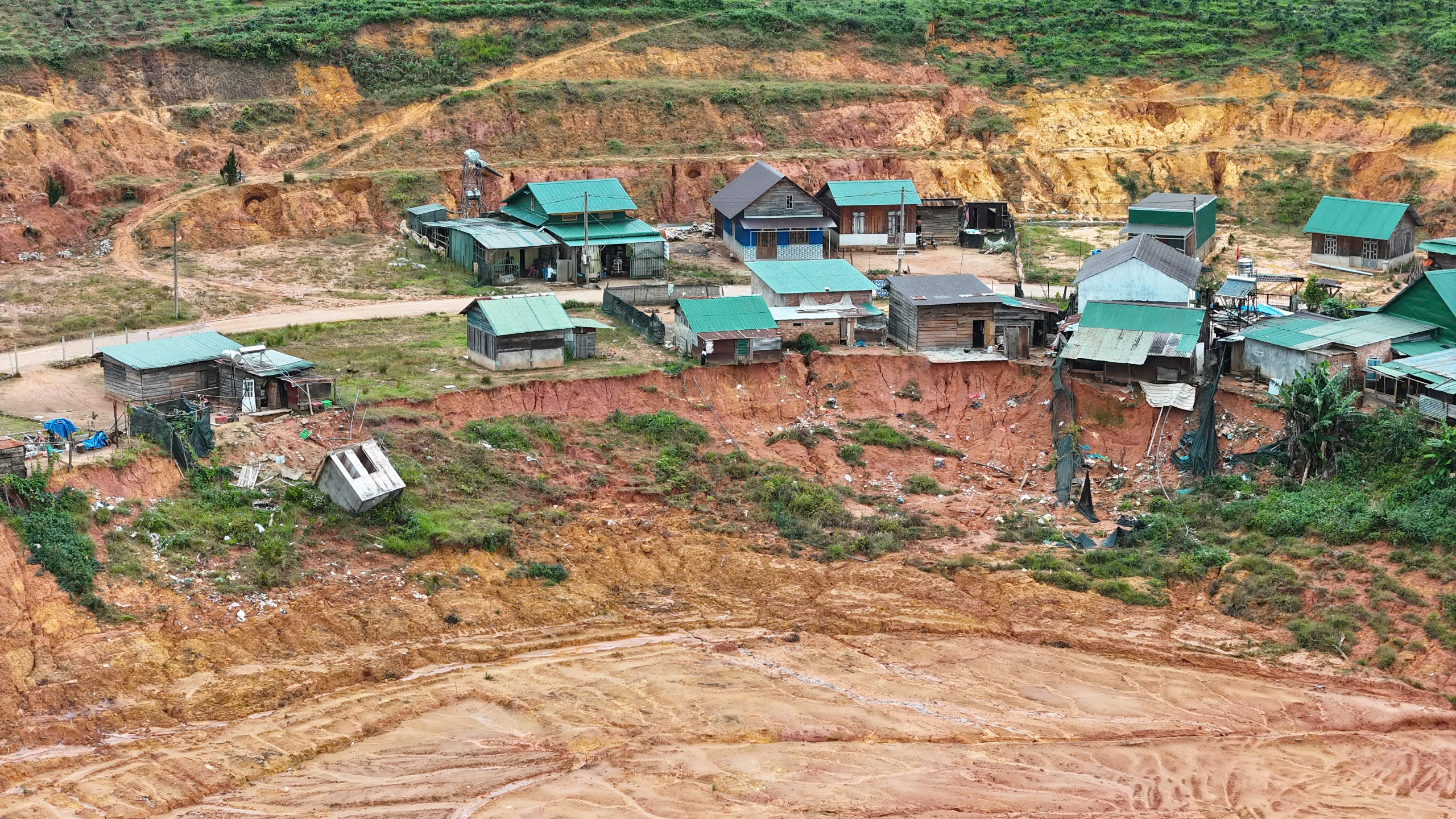 Cận cảnh sạt lở khu tái định cư vùng sâu thôn K’ Nớ ở Lâm Đồng - Ảnh 1.