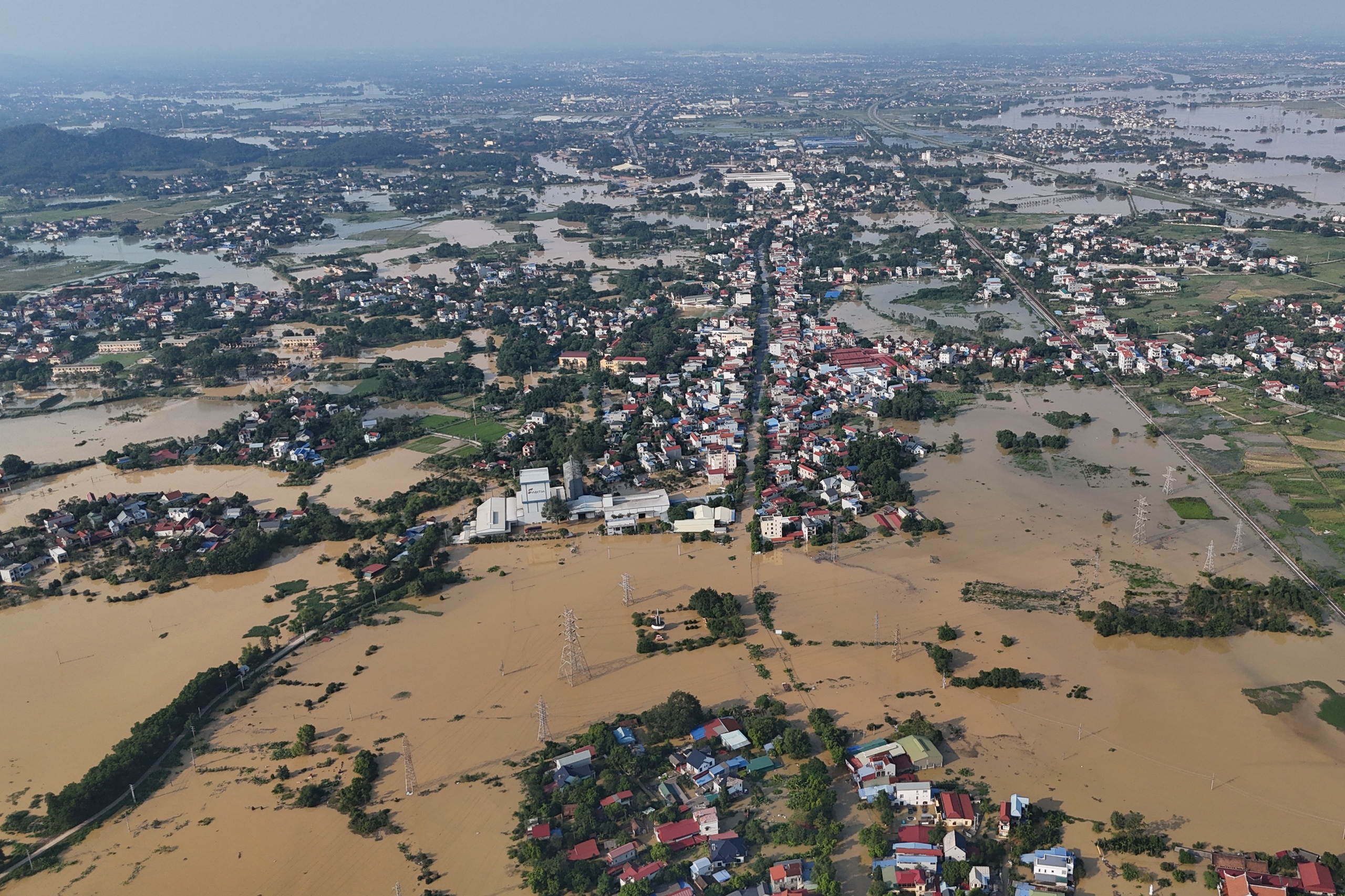 Lũ sông Cầu vượt báo động 3 hơn 2 m, Hà Nội khẩn cấp di dân - Ảnh 1.
