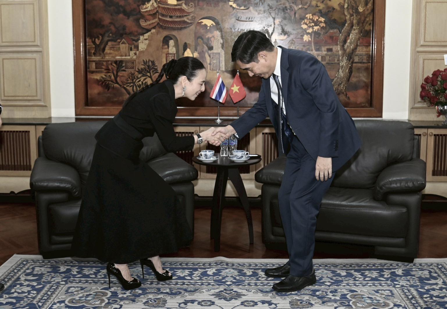 Madam Pang gặp Đại sứ Việt Nam ở Thái Lan để xin lỗi vì sự cố sai Quốc kỳ- Ảnh 1.