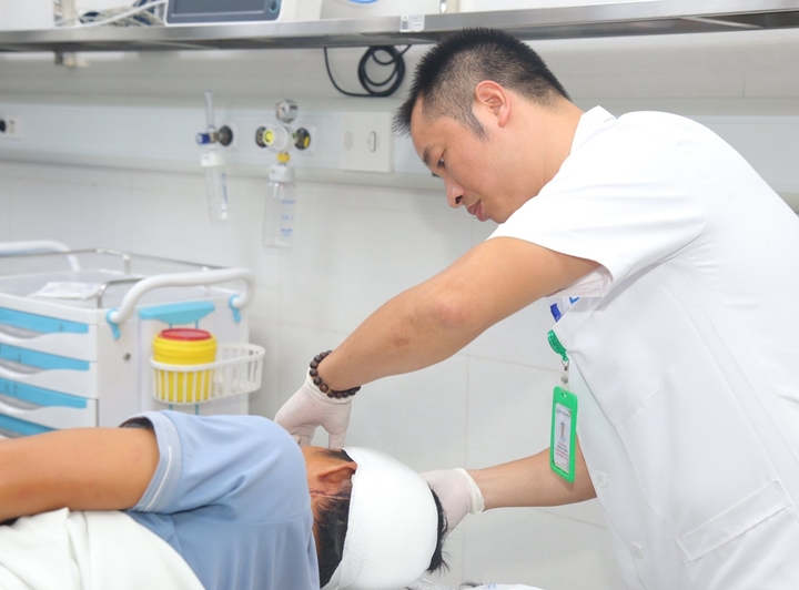 Ngập lụt sâu, nhiều bệnh viện khuyến cáo bệnh nhân hoãn khám để đảm bảo an toàn- Ảnh 1.