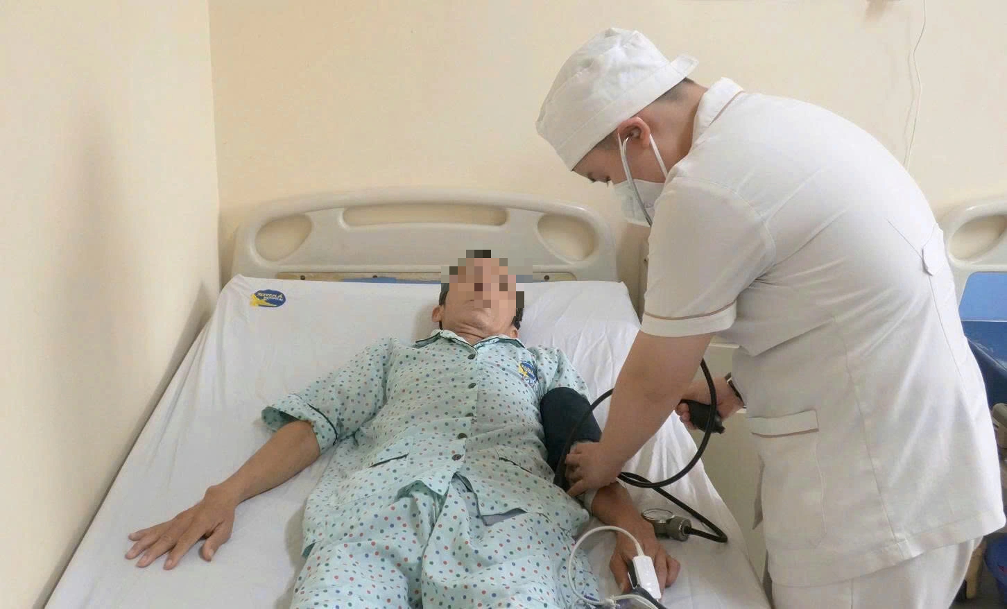 Người đàn ông ho ra cả chén máu vì vỡ mạch máu phế quản - Ảnh 1.