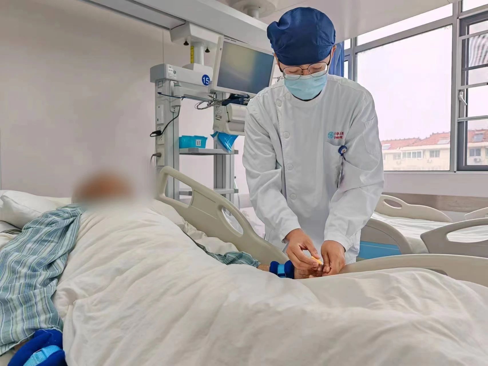 Người đàn ông hôn mê, nguy kịch sau khi uống 1 thứ do hàng xóm giới thiệu- Ảnh 1.