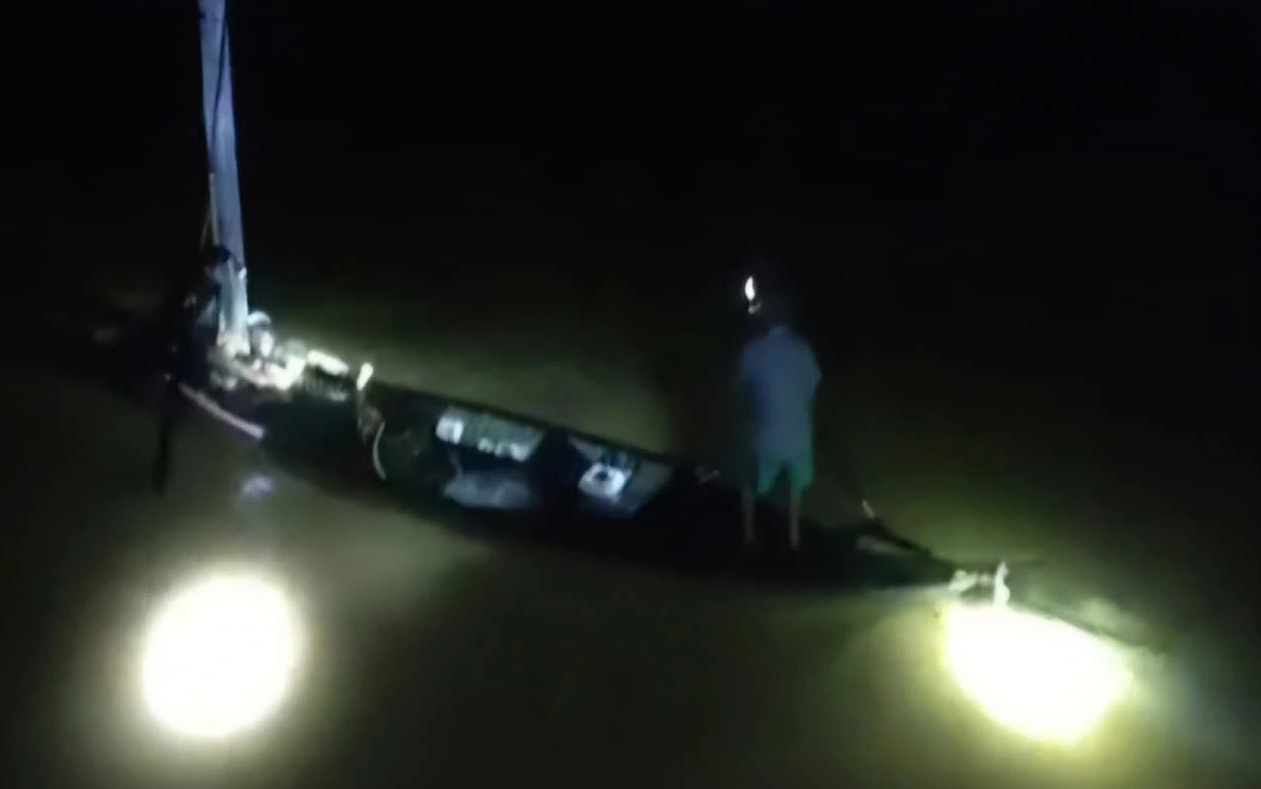 Người đàn ông ôm cột điện giữa dòng lũ chảy xiết, được cứu sống như phim - Ảnh 1.