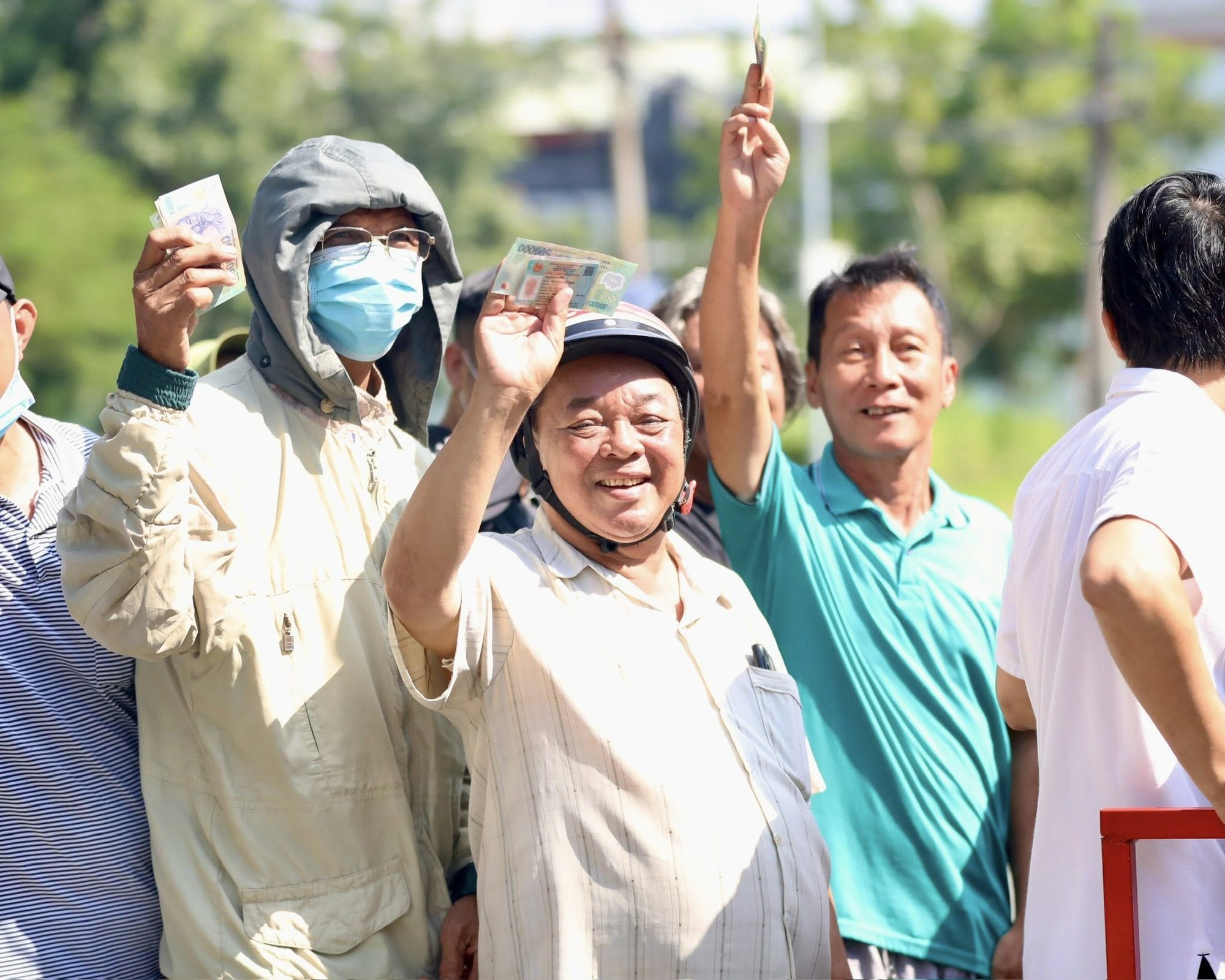 Người hâm mộ xếp hàng dài, chờ hơn 3 giờ mua vé xem tuyển Việt Nam- Ảnh 1.