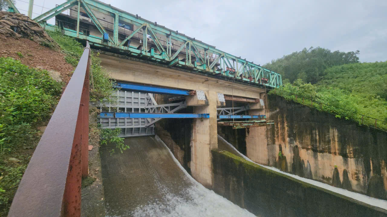 Nhiều hồ chứa ở Hà Tĩnh xả tràn phòng lũ lớn- Ảnh 1.