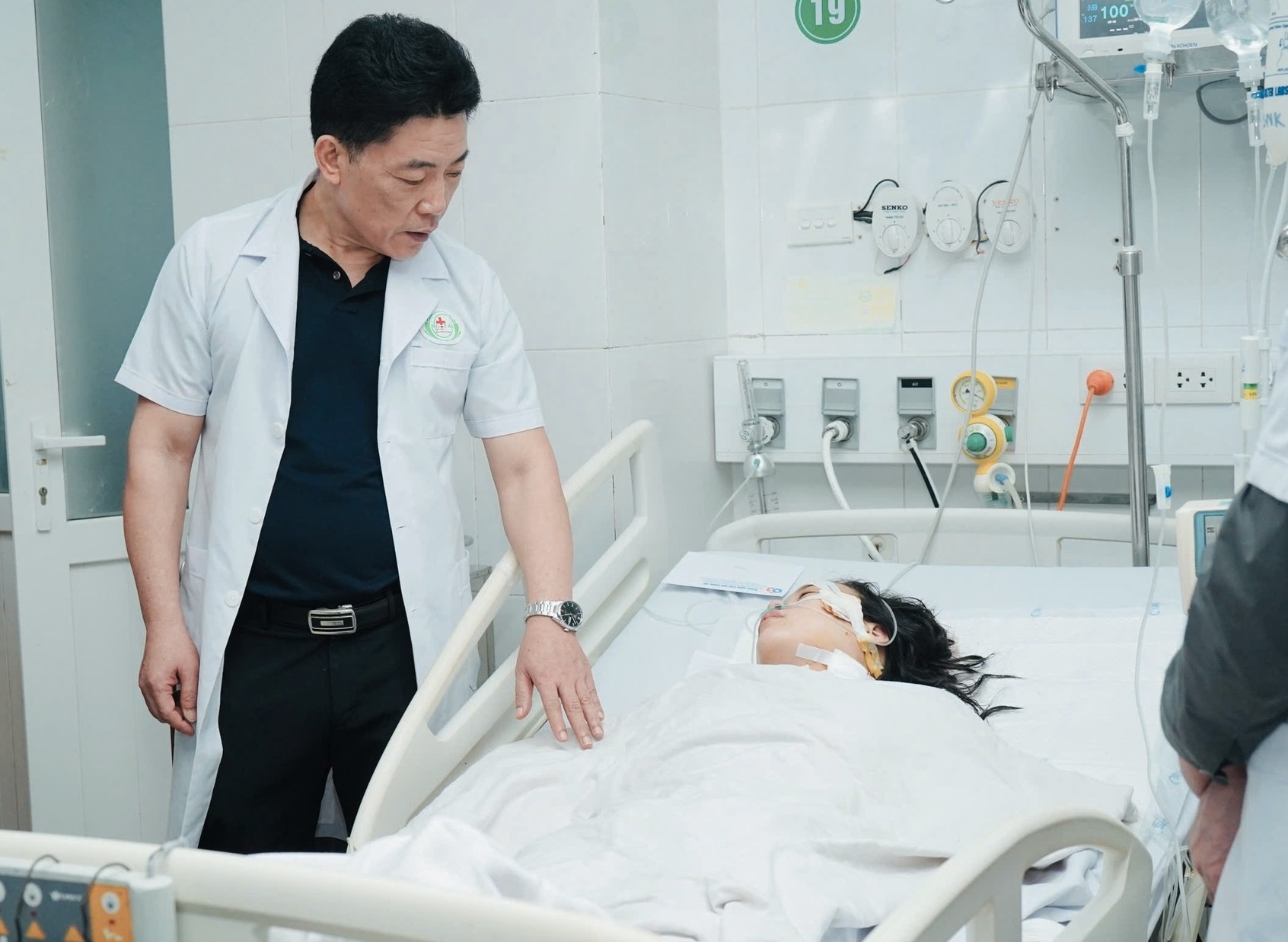 Nữ điều dưỡng bị đâm 11 nhát khi ngăn kẻ dùng dao tấn công nhiều người- Ảnh 1.