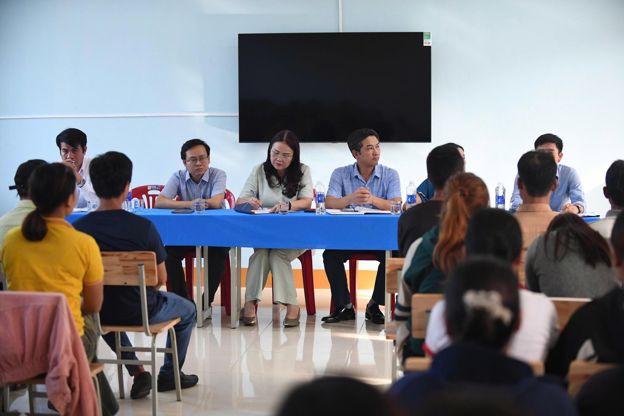 Nữ hiệu phó vừa bị tạm đình chỉ, 75 học sinh trở lại lớp học- Ảnh 1.