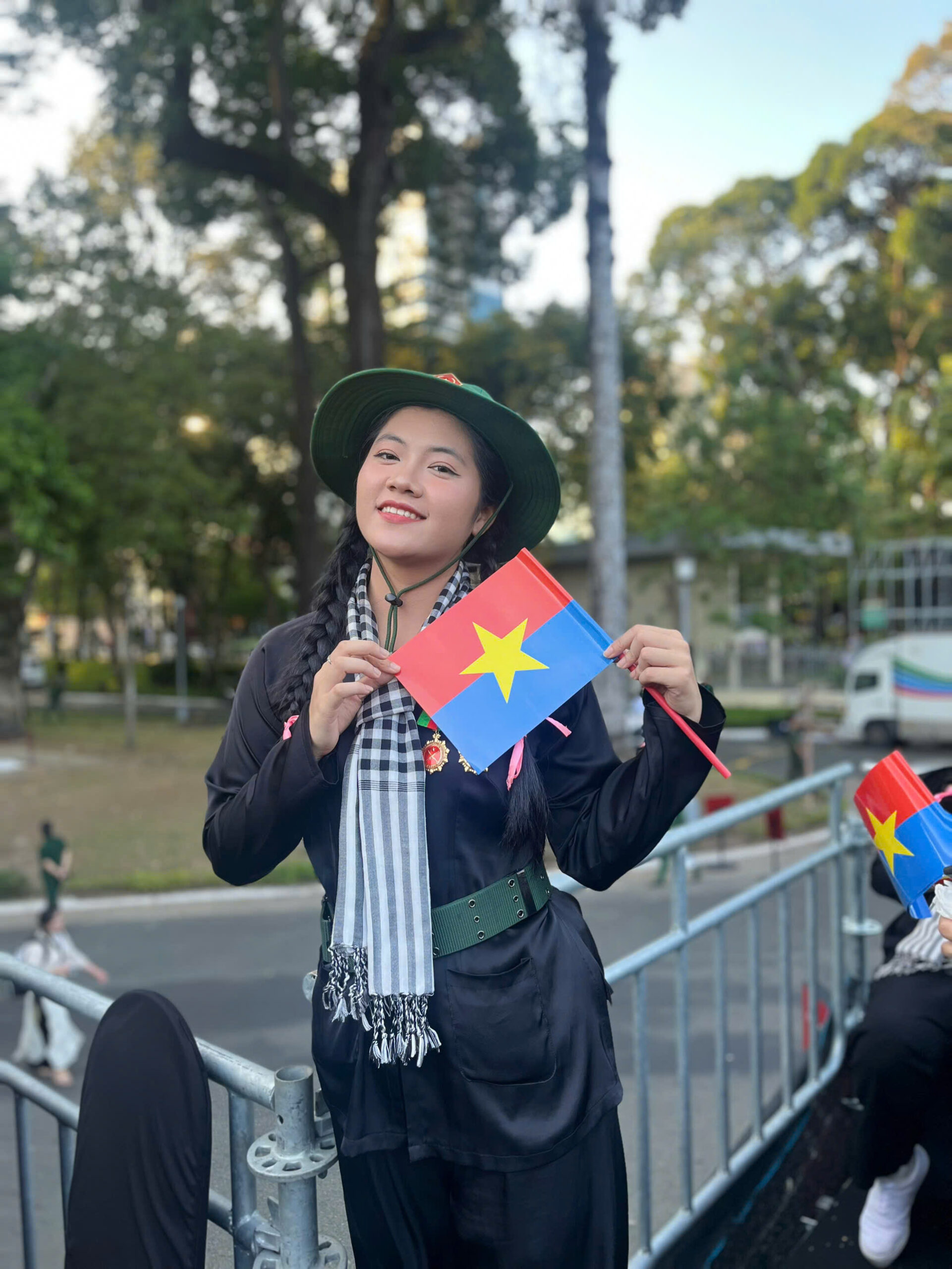 Nữ sinh Trường đại học Luật TP.HCM 3 lần diễu binh tình nguyện nhập ngũ- Ảnh 1.