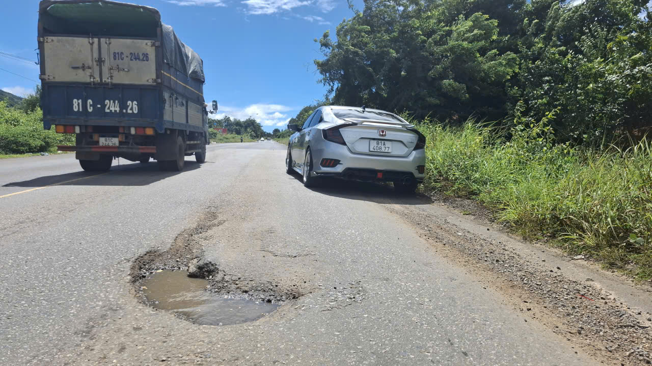 QL14 xuống cấp nghiêm trọng, hàng loạt ‘bẫy tử thần’ rình rập người đi đường - Ảnh 1.