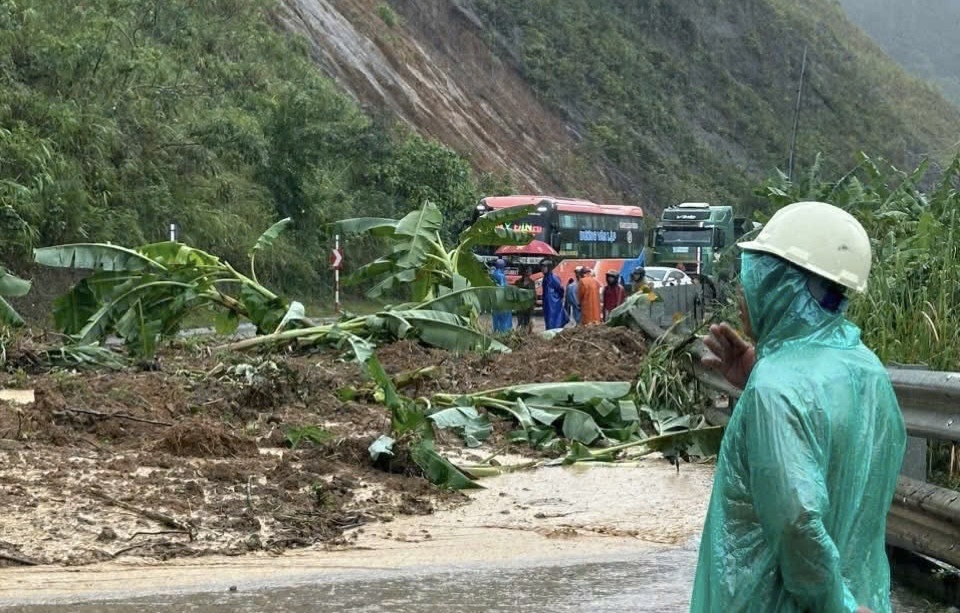 Sạt lở tại Quảng Ngãi: Giao thông miền núi bị ảnh hưởng trầm trọng sau mưa lớn- Ảnh 1.