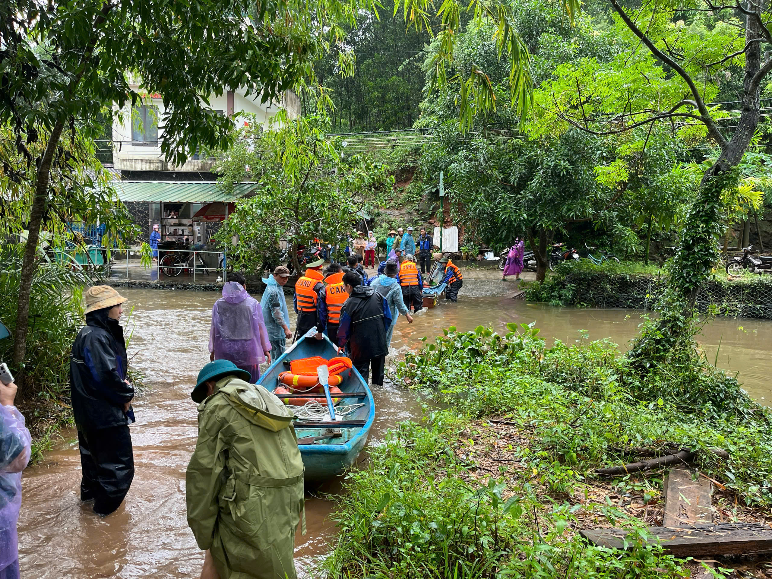 Quảng Ngãi: Tìm người đàn ông bị nước lũ cuốn trôi khi đi bắt cá- Ảnh 1.