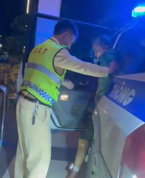 Quảng Trị: Bị rắn độc cắn, người đàn ông được CSGT đưa đi viện cấp cứu- Ảnh 1.