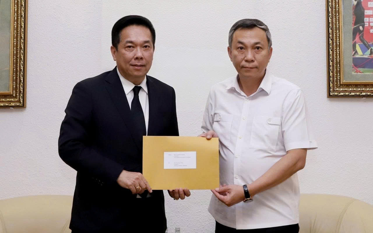 Sự cố nhầm Quốc kỳ Việt Nam: Sếp bóng đá Thái Lan có mặt tại VFF để chuyển thư xin lỗi- Ảnh 1.