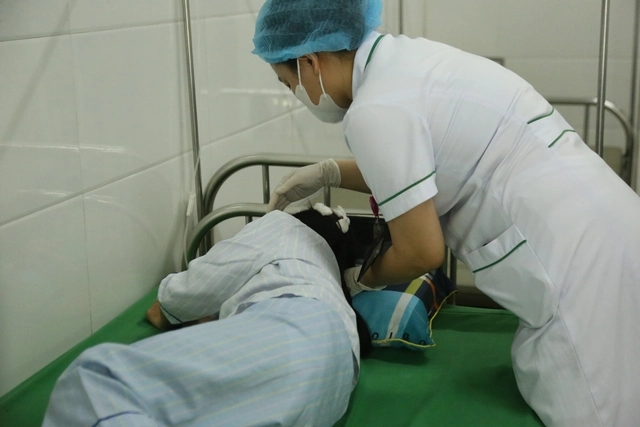 Sức khỏe của bé gái bị cha dượng dùng búa đánh vào đầu hiện ra sao?- Ảnh 1.