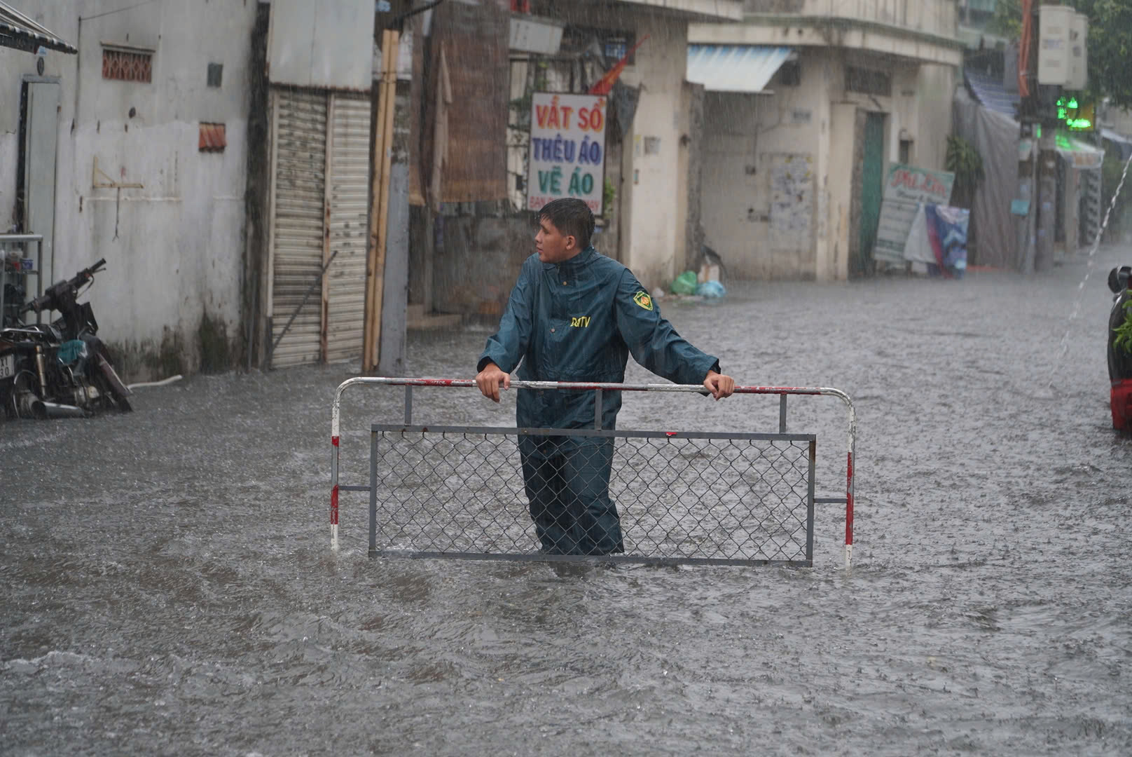 TP.HCM đề xuất xây hồ ngầm dưới sân bóng để chống ngập chợ Thủ Đức- Ảnh 1.