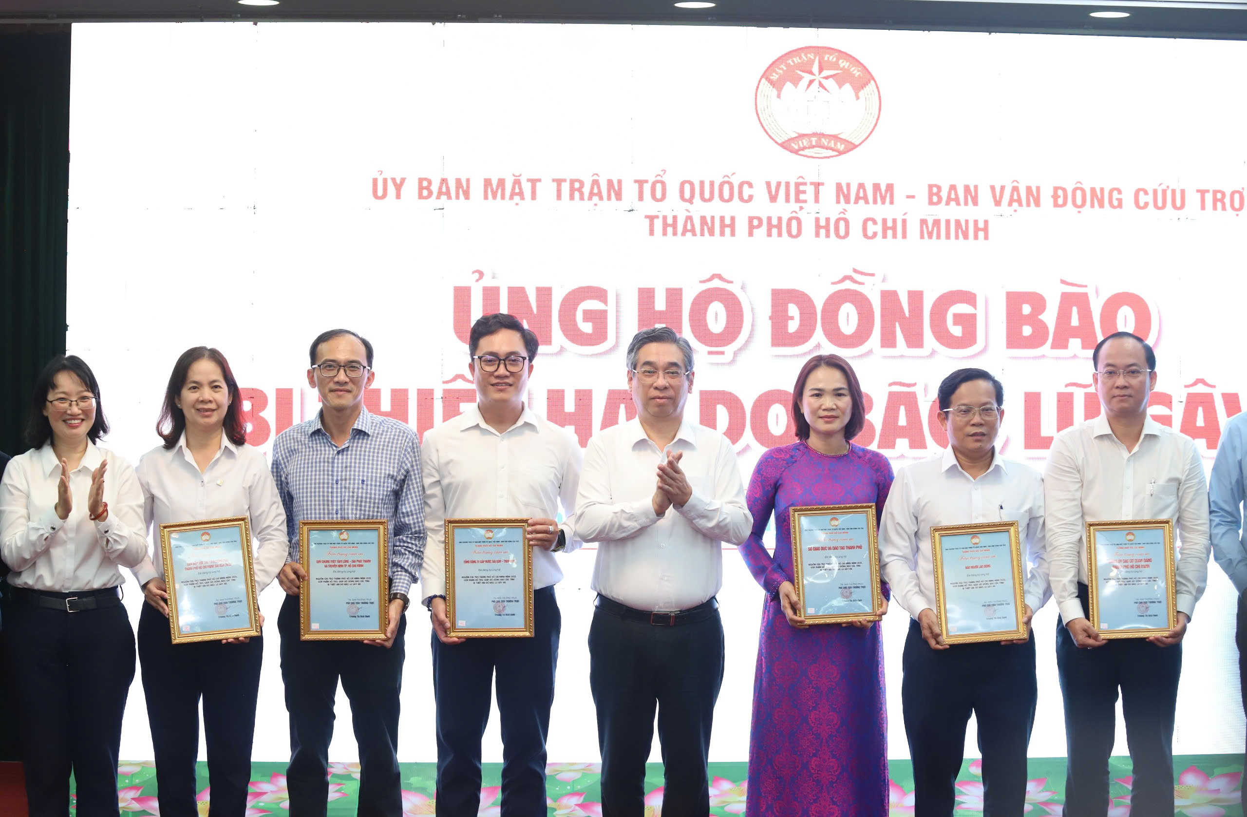 TP.HCM phát động ủng hộ đồng bào bị thiệt hại bởi bão số 10 - Ảnh 1.