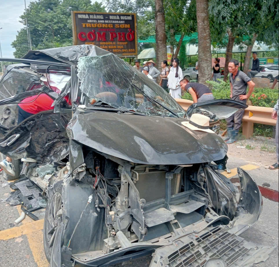 Tai nạn tại ngã ba Nghĩa trang Trường Sơn: 1 người tử vong, 3 người bị thương- Ảnh 1.