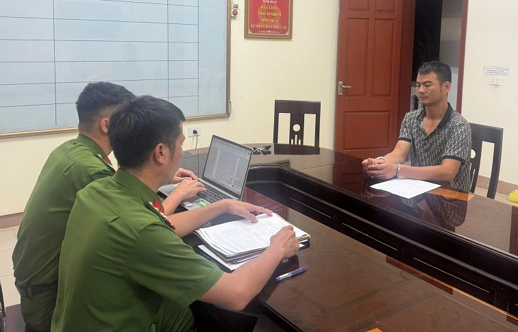 Tạm giữ hình sự người đàn ông bắt tài xế xe buýt quỳ giữa đường- Ảnh 1.