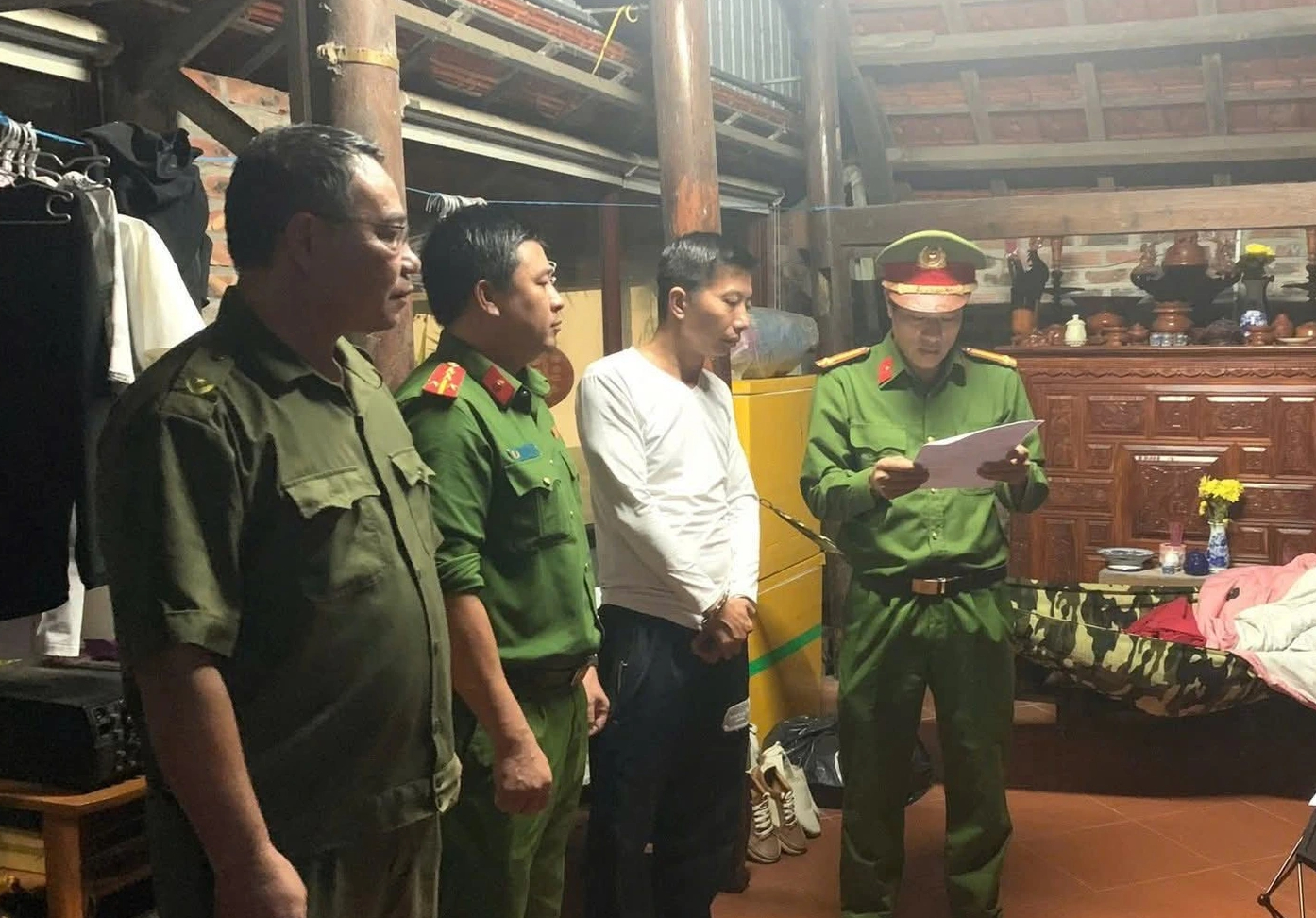 Tạm giữ người tát tài xế, bóp cổ hành khách taxi sau va chạm- Ảnh 1.